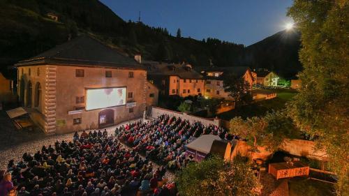 Üna da las sportas supplementaras dal Parc Naziunal Svizzer es d’instà il kino-openair illa cuort dal Chastè Wildenberg a Zernez. fotografia: PNS