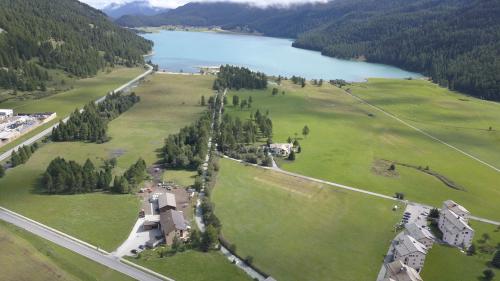 Die Silser Ebene aus der Luft: In der Bildmitte die kanalisierte Fedacla. So soll mit weiteren Fliessgewässern weiter rechts in den Silvaplanersee münden. Foto: ecowert GmbH