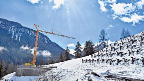 La nouva storta per l’access da Plan da Muglin d’eira massa stretta per camiuns gronds. 	fotografia: Nicolo Bass