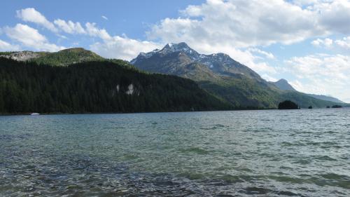 Die heutige Wegverbindung zwischen Sils und Isola wird überdacht und könnte künftig vielleicht ganz in Ufernähe verlaufen. Fotos: Marie-Claire Jur