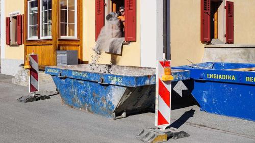 Noch hat die Bausaison im Engadin nur zögerlich begonnen. Die Unternehmer sind in der Pflicht, nur Baustellen zu betreiben, auf denen die Sicherheitsanforderungen gewährleistet werden können. Foto: Jon Duschletta