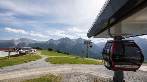 Las lavuors da revisiun da las Pendicularas Scuol SA stan pel mumaint salda. La stagiun da stà dess, scha ma pussibel, cumanzar als 21 da mai. (fotografia: mad).