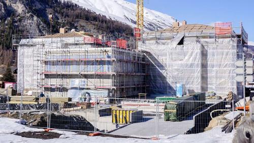 Die InnHub La Punt AG will ab November temporär in den Verbindungstrakt (Mitte) der ersten Etappe der Überbauung Truochs/La Resgia einziehen, um bereits vor Ort zu sein und auch, um ein positives Signal zu setzen.  Foto: Jon Duschletta