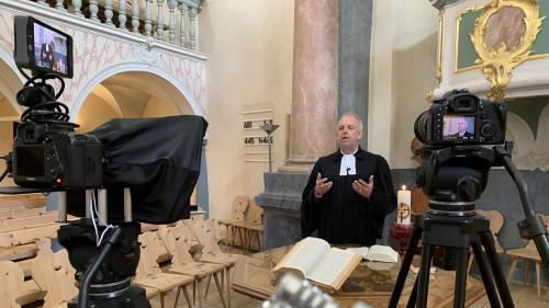 Neuland für die Pfarrer und Pfarrerinnen im Oberengadin: Sie gestalten Fernsehgottesdienste in den Dorfkirchen (im Bild Pfarrer Michael Landwehr am zweiten TV-Gottesdienst aus Samedan).