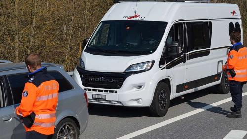  Polizisten kontrollieren den Verkehr in Rothenbrunnen. Foto: Kantonspolizei Graubünden