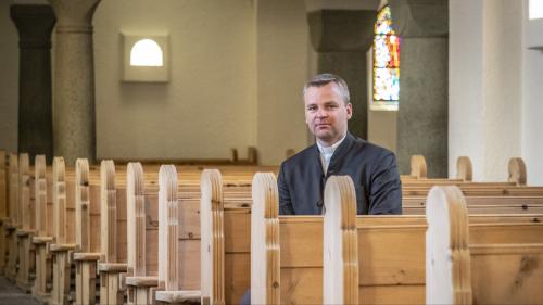 Dem katholischen Pfarrer Audrius Micka von St. Moritz fällt es schwer, derzeit alleine in der leeren Mauritiuskirche die Messe feiern zu müssen. Besonders an Ostern, dem wichtigsten Fest der Christenheit. Er fordert die Mitglieder auf, trotz schwieriger Z