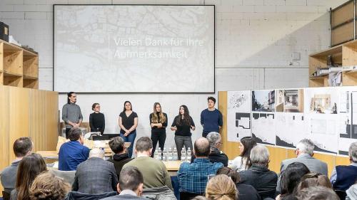 Ils students da la «Fachhochschule Graubünden» han preschantà lur stüdi per ün hotel a Scuol (fotografia: mad).