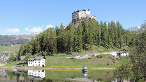 Pro’l Chastè da Tarasp dess gnir zavrada l’aua meteora (fotografia: Benedict Stecher).