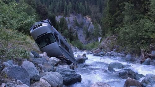  Endlage des Wohnmobiles im Bachbett des Tasnan (Foto: Kantonspolizei Graubünden).