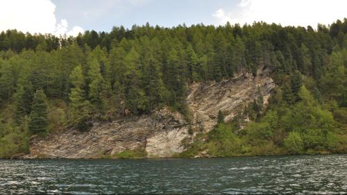 Dieser massive Felsbrocken zwischen Sils und Isola steht beiden Verbindungsvarianten im Weg. Er muss entweder überwunden werden (oberes, bisheriges Trassee) oder über einen verankerten Steg oberhalb der Wasserfläche umrundet werden (neue untere Variante)