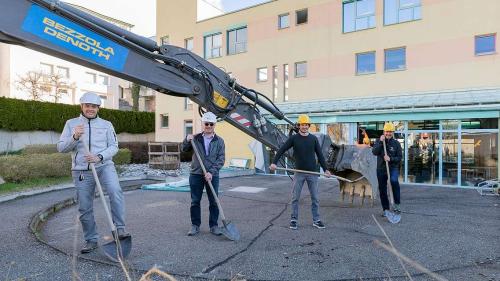 L’architect Romedi Castellani (da schnestra), il manader da fabrica Claudio Bulfoni, il mainagestiun dal fitness Arno Galmarini e’l directer dal BES Claudio Duschletta han fat la prüma palada pel Gym (fotografia: BES).