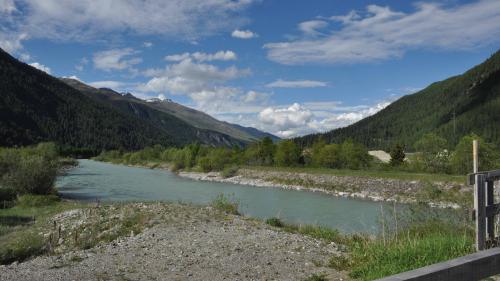 Blick von der Isellas-Brücle talabwärts Richtung La Punt 