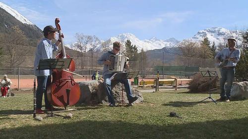 Il Trio Giarsun ho suno davaunt la Chesa d’attempos Promulins a Samedan (fotografia: RTR).