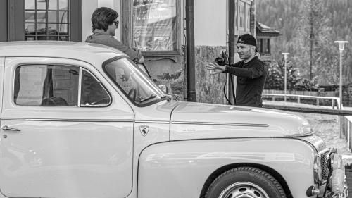 Fabrizio D'Aloisio beim Shooting mit Andrea Klainguti und dessen Oldtimer. Foto: Daniel Zaugg