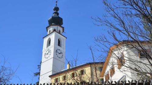 Eir la dumonda da fabrica actuala per ün’antenna da 5G sül clucher da Ftan es gnüda sistida (fotografia: Fadrina Hofmann).