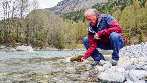 Wurde beruflich auf autodidaktischem Weg vom Schreiner zum Umweltexperten: Pio Pitsch aus Müstair. Hier am Inn bei Zernez. Foto: Jon Duschletta