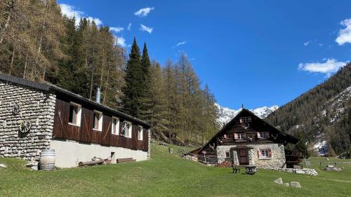 La Chamanna Varusch cul stabel per colonias as rechatta a l’entreda dal Parc Naziunel Svizzer ourasom la Val Trupchun (fotografia: Gian Rico Blumenthal).