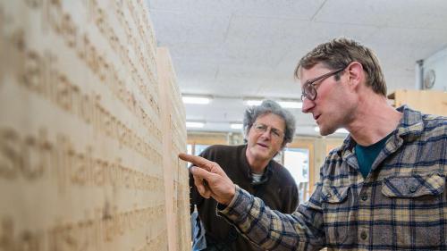 Stefan Trutmann (rechts) führt seit Anfang April die Schreinerei Zangger in Samedan unter eigenem Namen weiter und produziert unter anderem die Designmöbel seines Vorgängers Ramon Zangger (links). Foto: Jon Duschletta