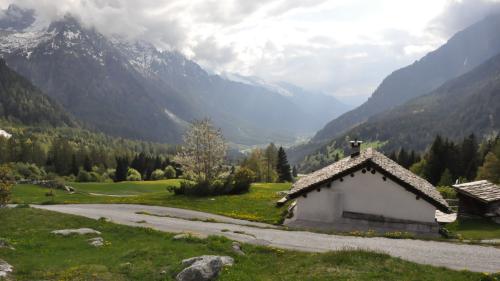 Blick vom Weiler Cad' Farett ins Bergell hinunter