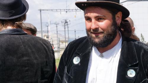 1400 Tage nach seiner Abreise kehrte Zimmermanns-Handwerksgeselle Severin Peter am Samstag nach Hause zurück. Traditionellerweise helfen die Reisekameraden dem Heimkehrer dabei über die Ortstafel. Foto: Jon Duschletta