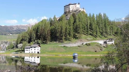 La costa dal Chastè da Tarasp es gnüda imbellida (fotografia: Benedict Stecher).