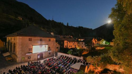 Da las sportas supplementaras dal Parc Naziunal Svizzer fa part d’instà eir il kino-openair illa cuort dal Chastè Wildenberg a Zernez (fotografia: PNS).