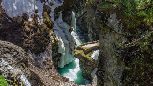 Die alte Aussichtskanzel in der Berninabach-Schlucht kommt unter der Schneedecke zum Vorschein. Foto: Tina Moser	 