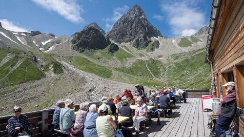 Sülla terrassa da la Chamonna Tuoi in vicinanza dal Piz Buin pudaran quist on sezzer damain persunas co üsità (fotografia: Dominik Täuber).