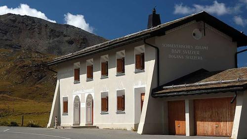 La chasa dal dazi sün l’Umbrail es gnüda vendüda a la GL Immobilien St. Moritz AG (fotografia: Martin Fux/ CC BY 4.0.).