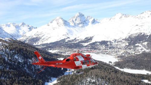 L’elicopter DaVinci da la Rega a Samedan quist inviern in acziun in Engiadina (fotografia: Rega).