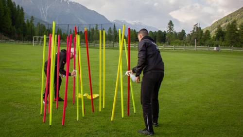 Die Trainer der C-Junioren, Andrea Melcher (links) und Sven Filosofi (rechts) desinfizieren nach dem Training das verwendete Material. Foto: Tina Moser