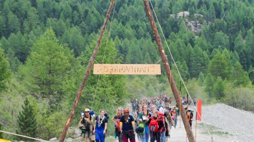 Ankunft der verschiedenen Pfadfindergruppen auf dem Gelände des Camping Morteratsch bei Pontresina. Foto: Jon Duschletta