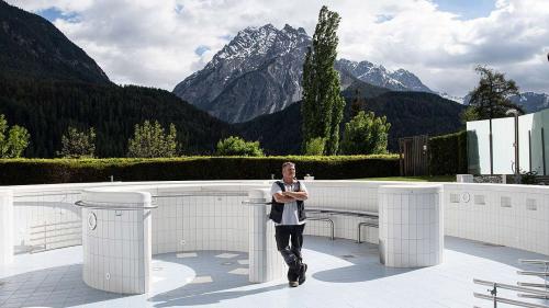 Das Wasser im Aussenbecken wird über Nacht nicht mehr abgepumpt. Adrian Taisch nutzt die Zeit der Schliessung für Revisionsarbeiten. Mit der App «EngadinOnline» wird das Video hinter dem Bild aktiviert. (Foto und Video: Mayk Wendt).