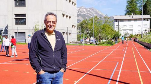 Domenic Camastral auf dem Pausenplatz der Gemeindeschule Pontresina, welcher er über vier Jahrzehnte lang die Treue hielt. Foto: Jon Duschletta