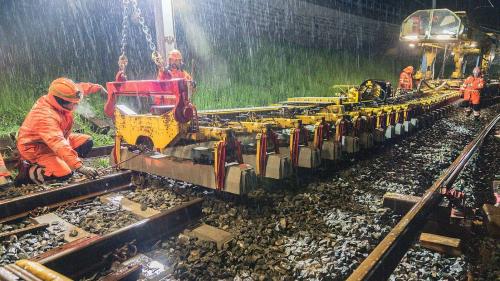 Impressionen einer ungemütlichen Nachtschicht im Gleisbau. Foto: Jon Duschletta