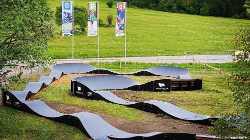 Daspö cuort exista a Furom sper Fuldera ün parc pel bike, ma eir pel trottinet e per l’assa cun roudas (fotografia: Andrea Conrad).