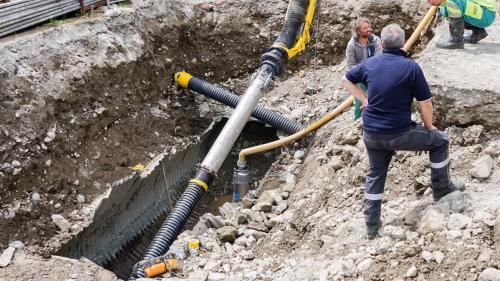 Der Wasserbau-Ingenieur Peter Mosimann (Mitte) begutachtet mit dem St. Moritzer Feuerwehrkommandanten Fredi Zarucchi (vorne) die aufwendigen Absaugarbeiten am unterirdischen Kanal des Ovel da Staz. Dieser quert das Wohn- und Gewerbequartier Surpunt und wu