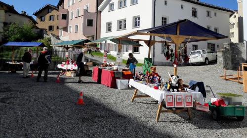 Seit dieser Saison findet der Wochenmarkt auf dem Platz vor der Chesa Planta statt.	Foto: Baldina Cantieni Kobi