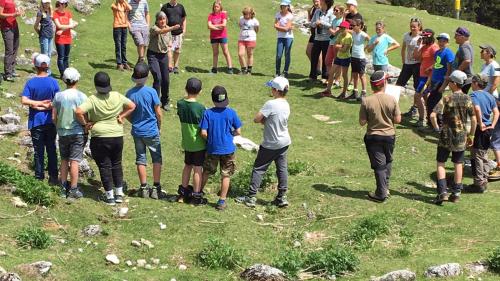 Ils uffants taidlan attent las explicaziuns da la collavuratura dal Parc Naziunal Svizzer Anna Mathis Nesa chi sustegna a Stefan Triebs pro la scolaziun «ambiaint e natüra» pels uffants da la regiun (fotografia: Stefan Triebs)