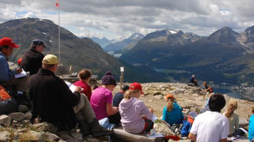 Die Schüler auf Exkursion im Engadin. Foto: z. Vfg.