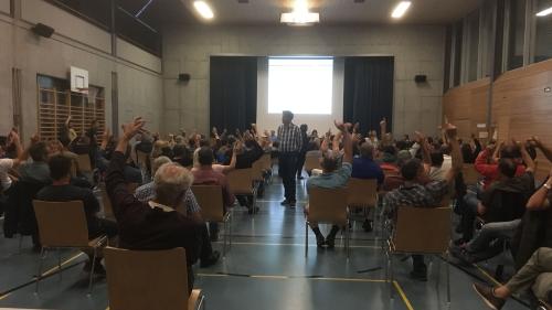 Lockerer gestuhlt als sonst, aber in der Turnhalle von Vicosoprano hatten viele Bergeller und Bergellerinnen Platz