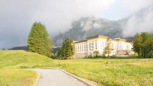 Vor der Ara, unweit des Hotel Maloja Palace soll das neue Pumpwerk ins Erdreich gebaut werden.