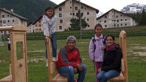 Familie Najai in ihrer neuen Heimat: Bever. Foto: z. Vfg.