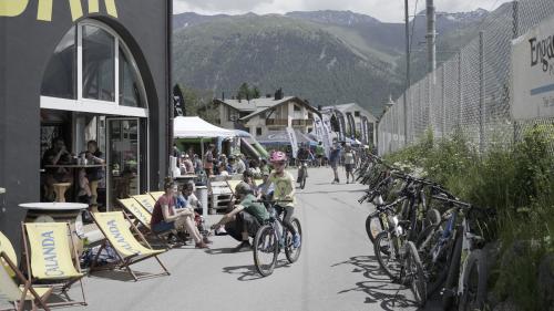 Das Bike-Spektakel lockte einige Besucher ins Engadin. Foto: Denise Kley