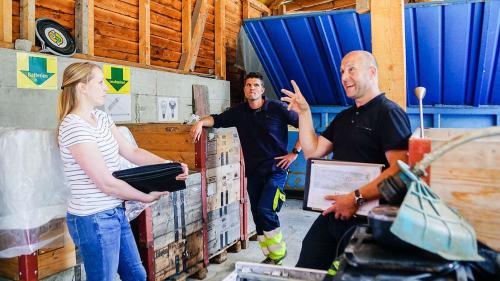 Jenny Kollmar, Leiterin der Geschäftsstelle der Region Maloja im Gespräch mit dem Pontresiner Werkmeister Marco Tuena und dem Recycling-Berater Roland Habermacher von Swiss Recycling (von links). Foto: Jon Duschletta