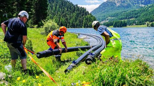 Mitarbeiter von Repower und des Kabellieferanten Brugg Cables hieven die Kabelrohre kurzzeitig aus dem Wasser, um Ventile zum Ausgleich des Wasserdrucks fertig zu montieren. Dieser Teil der Rohre kommt später in einem Kabelschacht am Seeufer zu liegen. Fo