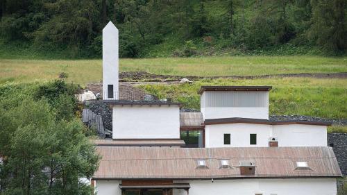 Der neue Marmorturm von Not Vital im Ensemble des Muzeum Susch. Foto: Mayk Wendt