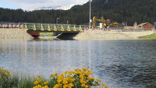 Die Notbrücke ist asphaltiert. Auf dem rechten Bild der Damm mit der Notbrücke vom Seeuferweg aus gesehen.  Foto: Katharina von Salis