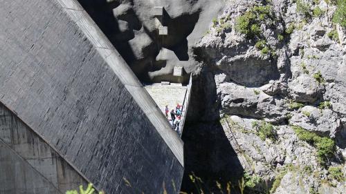 Ils uffants han visità il mür da serra ad Ova Spin (fotografia: OEE).