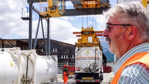 Flurin Wieser, Geschäftsführer der Montebello AG, im Samedner Güterumschlagzentrum GUZO. Im Hintergrund werden Zementsilos umgeladen. Foto: Jon Duschletta 